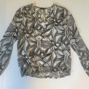 The Limited Black and White Graphic Blouse V‎ Neck